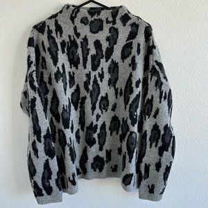 Neiman Marcus Grey and Black Cashmere Sweater - Leopard Print - M